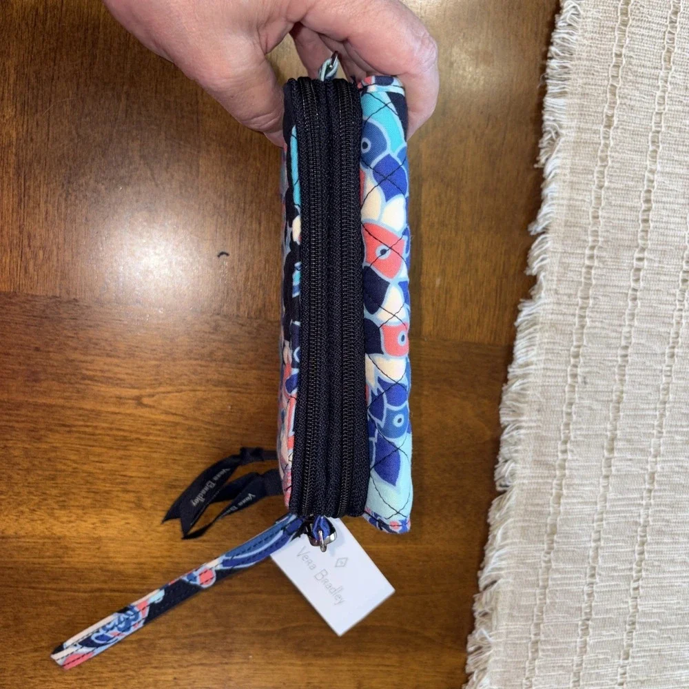 NEW WITH TAGS‎ Vera Bradley Crossbody and wristlet 3-in-1 In LOTUS FLOWER SWIRL